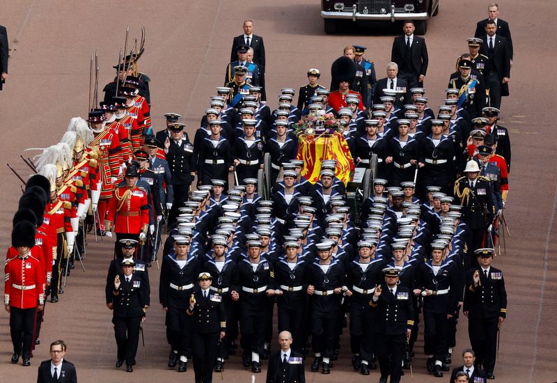 © Reuters. LONDON, ENGLAND - SEPTEMBER 19: The Queen's funeral cortege borne on the State Gun Carriage of the Royal Navy travels along The Mall on September 19, 2022 in London, England. Elizabeth Alexandra Mary Windsor was born in Bruton Street, Mayfair, London on 21 April 1926. She married Prince Philip in 1947 and ascended the throne of the United Kingdom and Commonwealth on 6 February 1952 after the death of her Father, King George VI. Queen Elizabeth II died at Balmoral Castle in Scotland on September 8, 2022, and is succeeded by her eldest son, King Charles III.      Chip Somodevilla/Pool via REUTERS