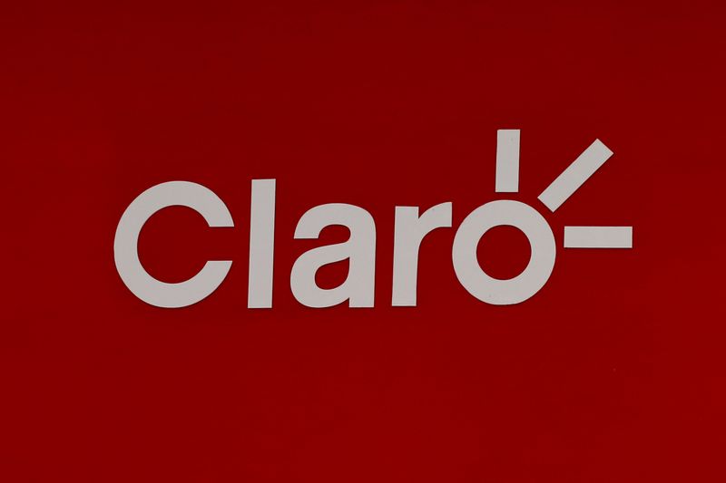 &copy; Reuters. FOTO DE ARCHIVO: El logo de la empresa de telefonía móvil Claro en Bogotá, Colombia,