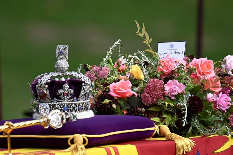 &copy; Reuters. Rei Charles deixa bilhete manuscrito junto a flores no caixão da rainha
 19/9/2022 REUTERS/Toby Melville