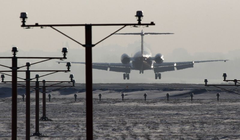 &copy; Reuters. Un avion atterrit sur la piste de l'aéroport Chopin à Varsovie. /Photo d'archives/REUTERS/Kacper Pempel