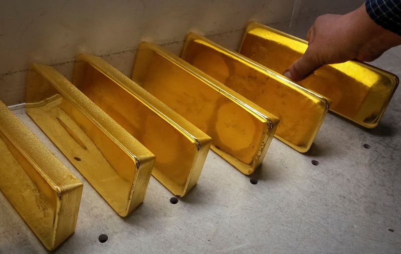 &copy; Reuters. Imagen de archivo de un empleado almacenando lingotes recién fundidos de oro con una pureza del 99,99 por ciento tras su pesaje en la planta de metales no ferrosos Krastsvetmet, uno de los mayores productores del mundo en la industria de metales precioso