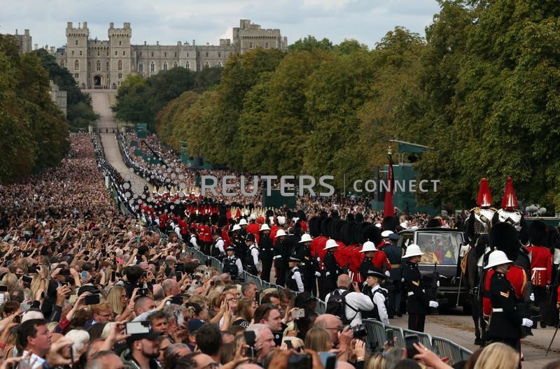 © Reuters. El coche fúnebre que lleva el féretro de la reina Isabel de Gran Bretaña es escoltado a lo largo del Long Walk hacia el castillo de Windsor, el día del funeral de estado y el entierro de la reina Isabel de Gran Bretaña, en Windsor, Gran Bretaña. 19 de septiembre de 2022 REUTERS/Paul Childs  