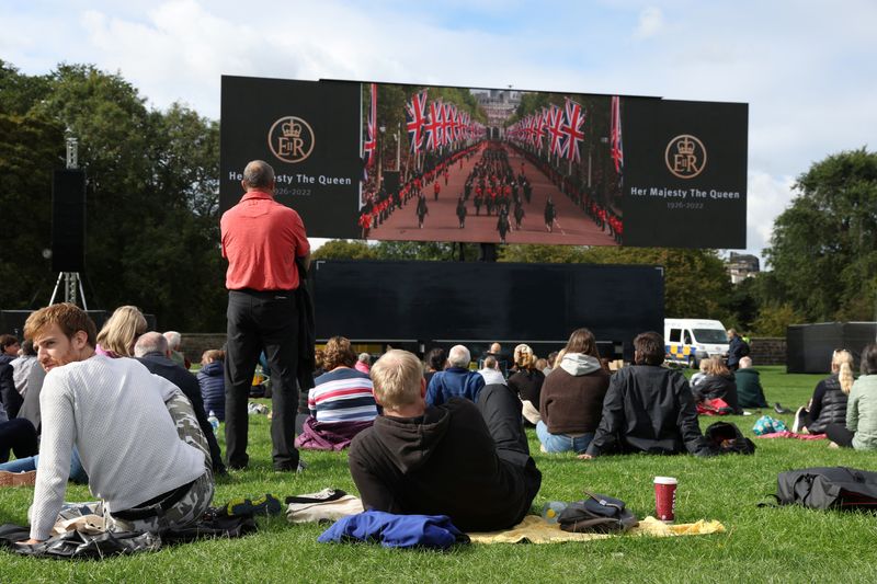 &copy; Reuters. اناس متجمعون أمام إحدى الشاشات الكبيرة في حديقة هوليرود بارك إدنبره في اسكتلندا لمتابعة مراسم الجنازة الرسمية للملكة إليزابيث يوم الاثنين.