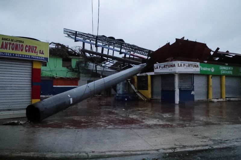 &copy; Reuters. جانب من الدمار الذي خلفه الإعصار فيونا في بونتا كانا بجمهورية الدومنيكان يوم الاثنين. تصوير: ريكاردو روخاس - رويترز. 