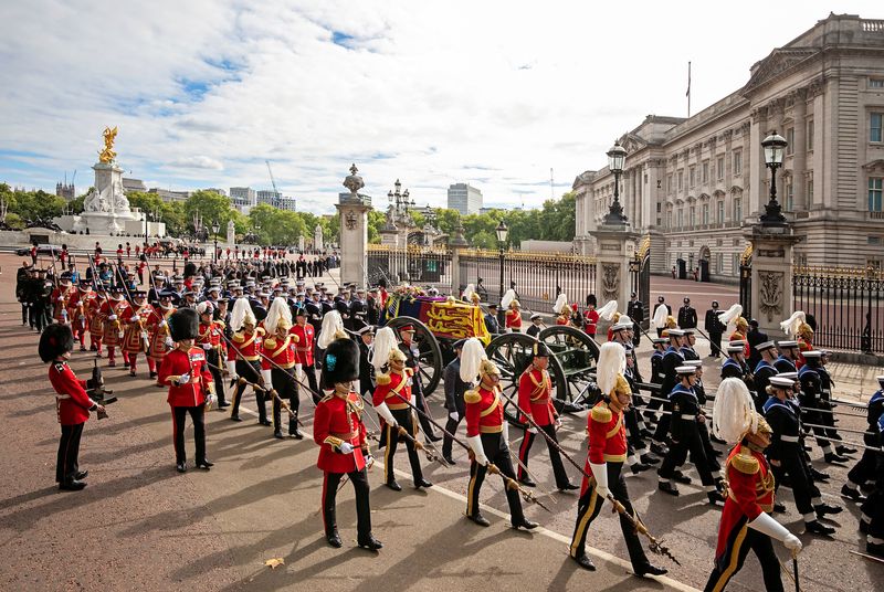 &copy; Reuters. Le cortège funéraire de la reine passe devant le palais de Buckingham. /Photo prise le 19 septembre 2022/Reuters/JENNY GOODALL