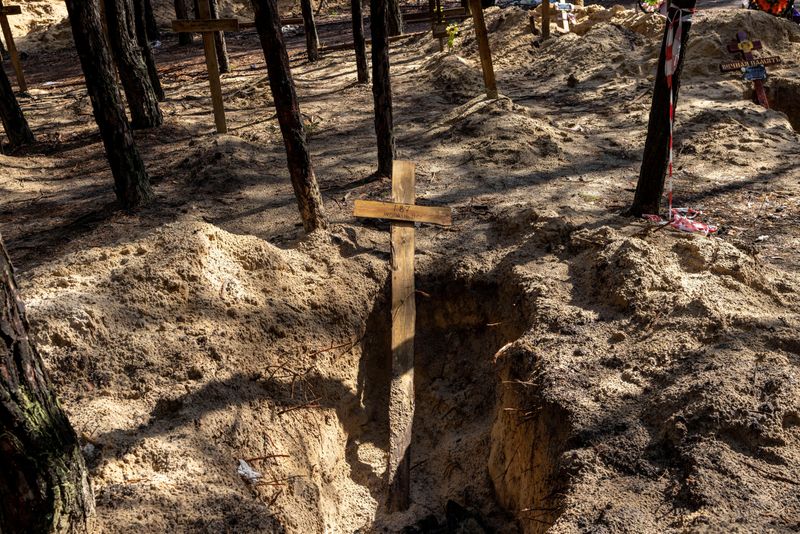 &copy; Reuters. Una croce sul luogo di una tomba nella foresta durante un'esumazione, mentre continua l'attacco russo all'Ucraina, nella città di Izium, recentemente liberata dalle forze armate ucraine, nella regione di Kharkiv, Ucraina, 18 settembre 2022. REUTERS/Umit 