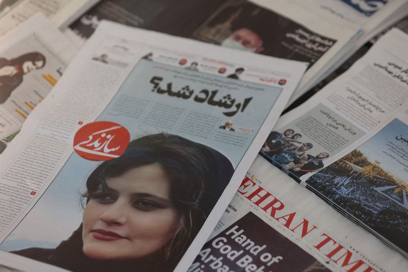 &copy; Reuters. إحدى الصحف في طهران تعرض على غلافها يوم الأحد صورة مهسا أميني التي توفيت لدى احتجازها من قبل شرطة الأخلاق لوضعها حجابا ‭'‬غير لائق‭'‬. صورة