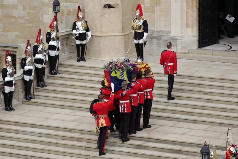 &copy; Reuters. Caixão da rainha Elizabeth na entrada de capela do Castelo de Windsor
19/09/2022 PO Phot Dave Jenkins/Pool via REUTERS