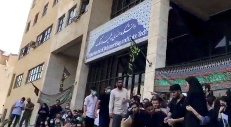 &copy; Reuters. متظاهرون يحتجون خارج جامعة إيرانية في طهران يوم الاثنين على وفاة امرأة كانت قيد الاحتجاز من قبل الشرطة الإيرانية. صورة لرويترز يحظر إعادة ب