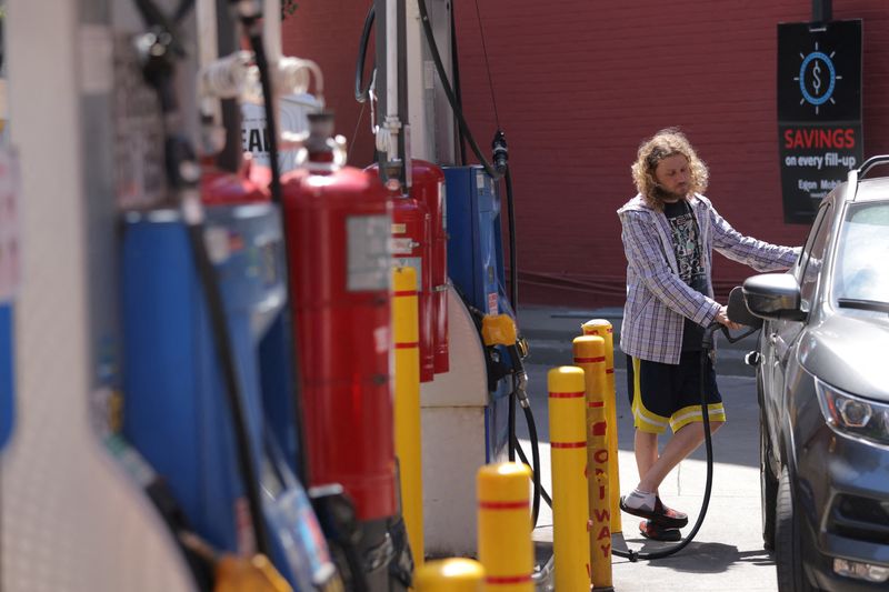 &copy; Reuters. A person puts gas in a vehicle at a gas station in Manhattan, New York City, U.S., August 11, 2022. REUTERS/Andrew Kelly