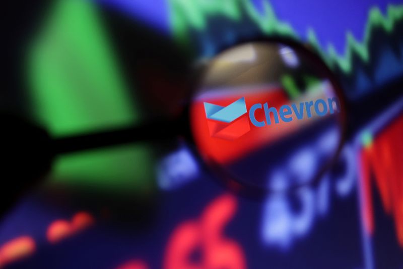 © Reuters. Chevron logo and stock graph are seen through magnifier displayed in this illustration taken September 4, 2022. REUTERS/Dado Ruvic/Illustration