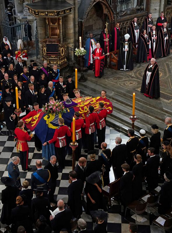 &copy; Reuters. Comitiva prepara a retirada do caixão da rainha Elizabeth 2ª da Abadia de Westminster.Gareth Fuller/Pool via REUTERS