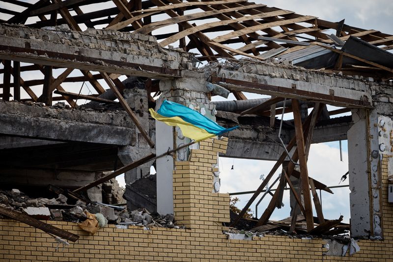&copy; Reuters. العلم  الأوكراني يرفرف على مبنى مدمر في مدينة كوبيانسك في منطقة خاركيف بأوكرانيا يوم الاثنين. صورة لرويترز من المركز الصحفي التابع للرئاسة 