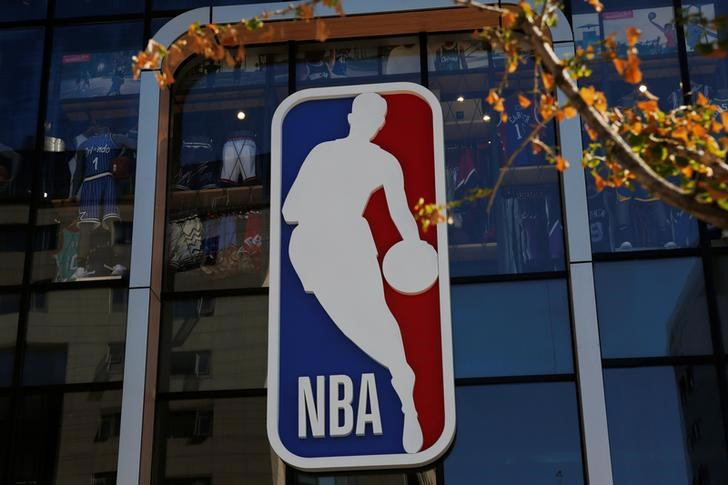 &copy; Reuters. 　米プロバスケットボール協会（ＮＢＡ）とＮＢＡ選手会（ＮＢＰＡ）は、ドラフト入りできる選手の年齢を２０２４年までに１９歳から１８歳に引き下げることに合意する見通しという。