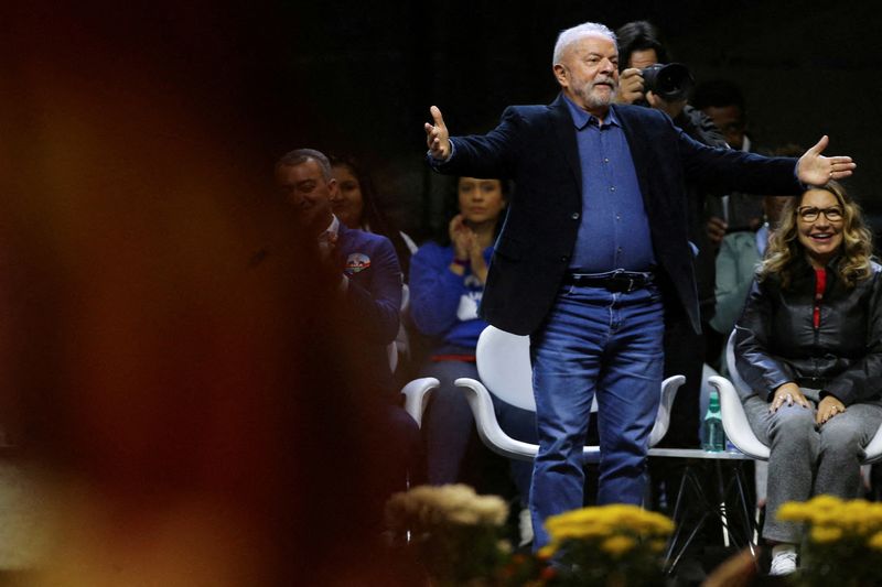 © Reuters. FILE PHOTO: Former Brazilian President and presidential candidate Luiz Inacio Lula da Silva gestures near his wife, Rosangela Da Silva, during the rally 