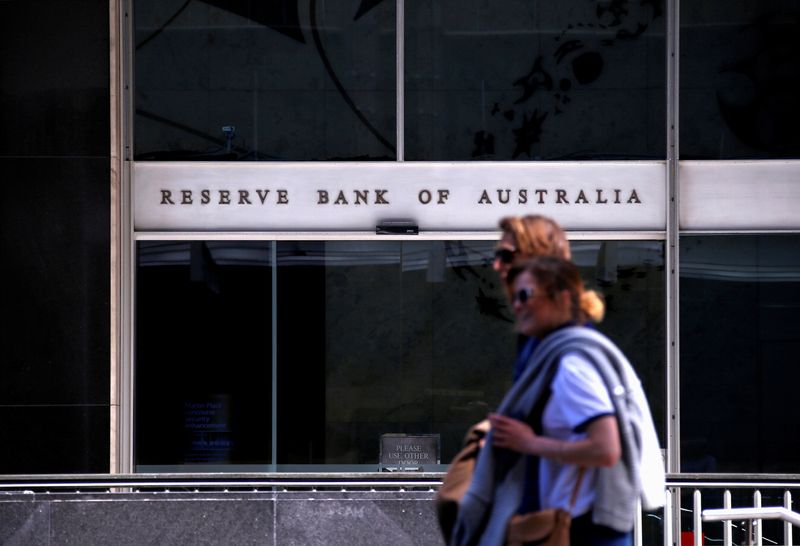 &copy; Reuters. オーストラリア準備銀行（中央銀行、ＲＢＡ）は２０日公表した９月の理事会議事要旨で、利上げペースを緩める可能性があるとの認識を示した。写真は２０１６年１０月、シドニーで撮影
