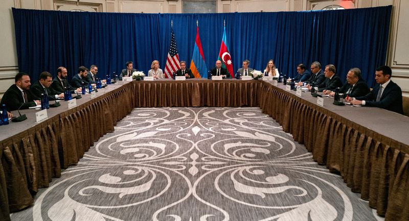 &copy; Reuters. وزير الخارجية الأمريكي أنتوني بلينكن خلال لقائه مع وفدين من أرمينيا وأذربيجان يضم وزيري خارجية البلدين  في نيويورك يوم الاثنين. صورة لرويتر