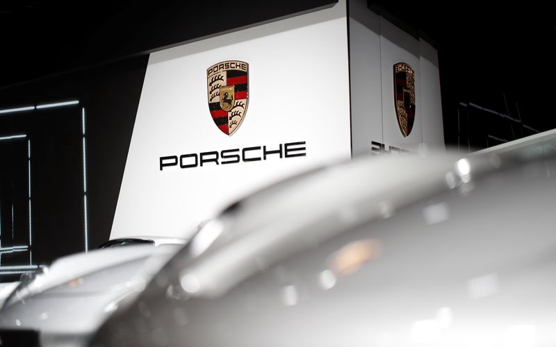 © Reuters. FILE PHOTO: The Porsche logo is seen on the second press day of the Paris auto show, in Paris, France, October 3, 2018. REUTERS/Benoit Tessier
