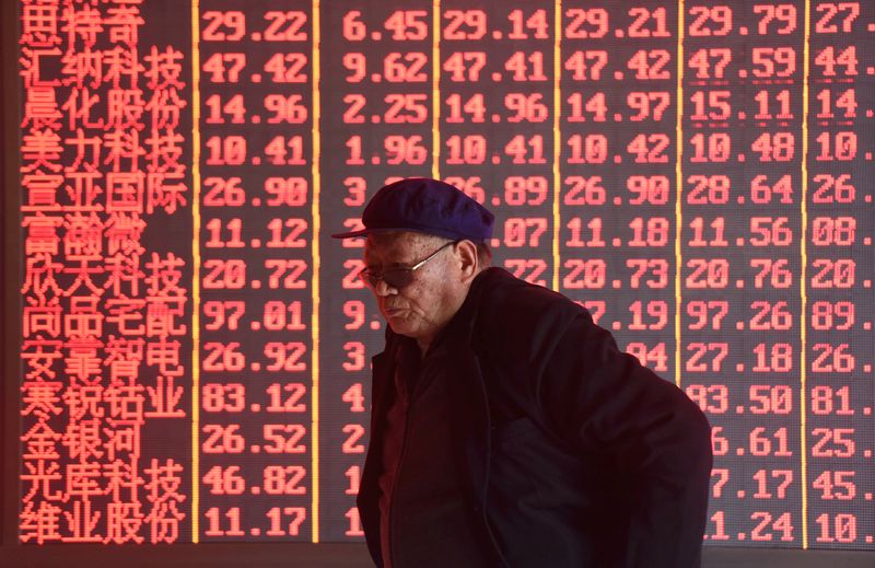 © Reuters. A man stands in front of an electronic board displaying stock information at a brokerage firm in Hangzhou, Zhejiang province, China April 1, 2019. Picture taken April 1, 2019. REUTERS/Stringer  ATTENTION EDITORS - THIS IMAGE WAS PROVIDED BY A THIRD PARTY. CHINA OUT.