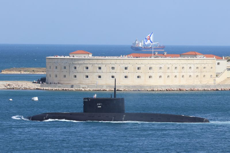 &copy; Reuters. FILE PHOTO: The Russian Navy's improved kilo-class submarine Kolpino sails during the Navy Day parade in the Black Sea port of Sevastopol, Crimea July 26, 2020. REUTERS/Alexey Pavlishak