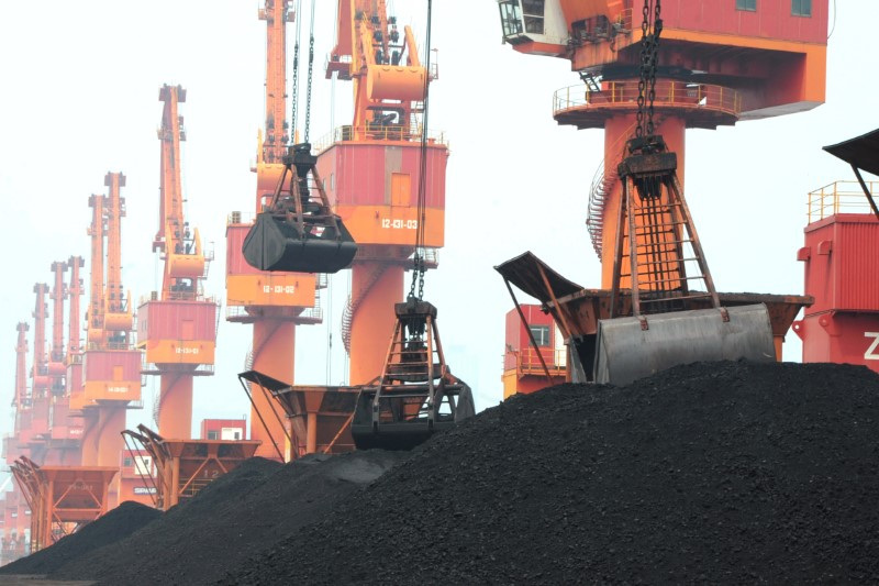 &copy; Reuters. 　９月２０日、中国税関総署が公表した８月のロシアからの石炭輸入は８５４万トンと、前月の７４２万トンから増加し、少なくとも５年ぶりの高水準となった。写真は貨物船からクレーン