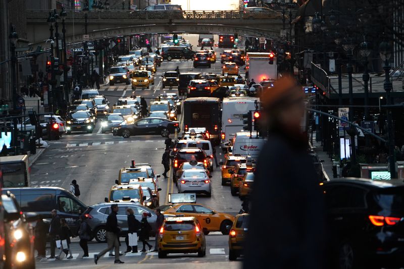 &copy; Reuters. 　９月１６日、米運輸省道路交通安全局（ＮＨＴＳＡ）は１９日、今年上半期の交通事故による死者が速報値で前年比０．５％増の２万０１７５人となり、２００６年以来最悪だったと発表