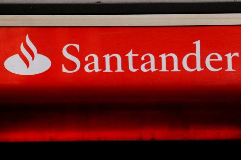 &copy; Reuters. FOTO DE ARCHIVO: Letrero del banco Santander en Londres, Reino Unido, el 14 de febrero de 2012. REUTERS/Luke MacGregor