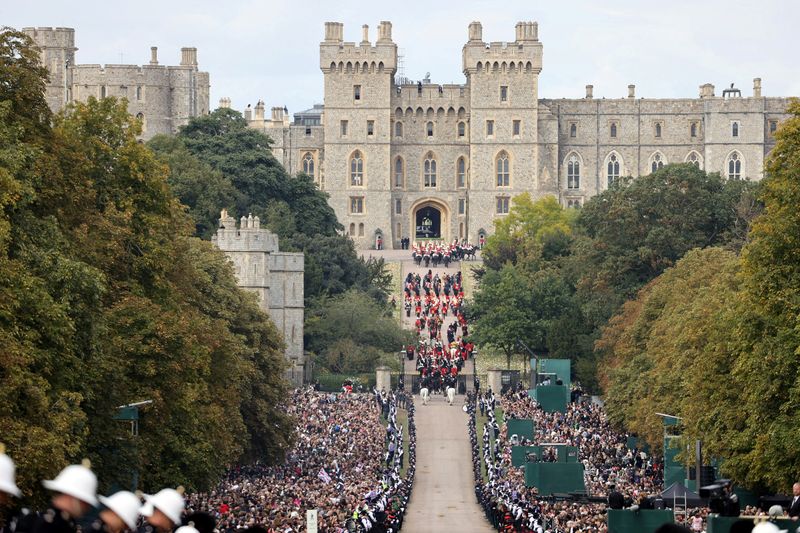 &copy; Reuters. Le cortège funéraire de la reine Elizabeth II descend le Long Walk en direction du château de Windsor, en Angleterre. /Photo prise le 19 septembre 2022/REUTERS/Pool/SSgt Dek Traylor
