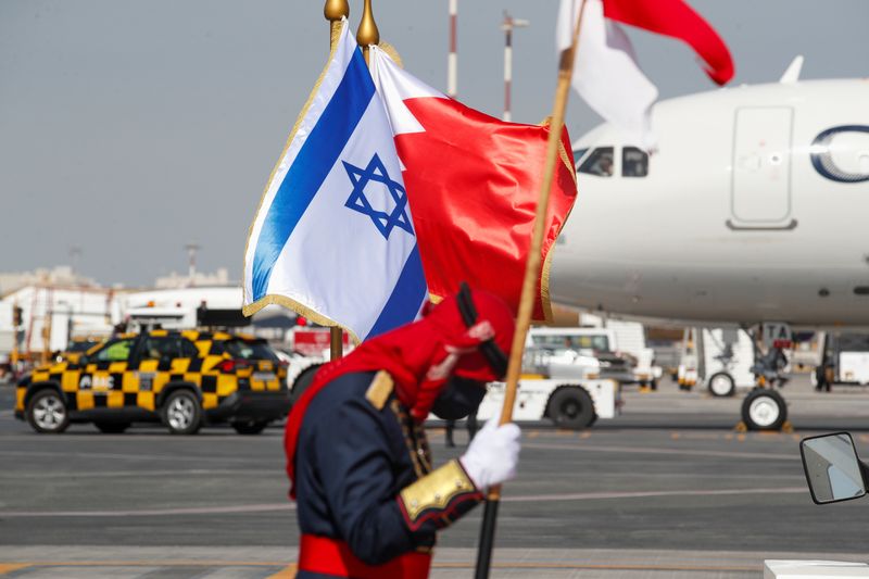 © Reuters. العلمان الإسرائيلي والبحريني في مطار البحرين الدولي في المحرق يوم 30 سبتمبر أيلول 2021. تصوير: حمد محمد - رويترز