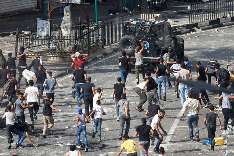 &copy; Reuters. متظاهرون فلسطينيون يحتجون على اعتقال مسلحين فلسطينيين يشتبكون مع قوات الأمن الفلسطينية في نابلس يوم الثلاثاء. تصوير: محمد تركمان - رويترز