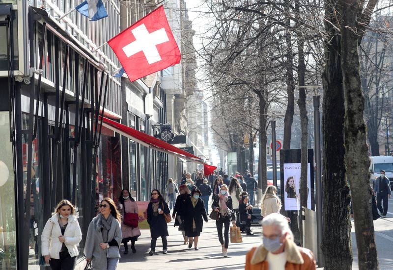 &copy; Reuters.   ９月２０日、スイス経済省経済事務局（ＳＥＣＯ）は、経済成長予測を大幅に下方修正した。写真はチューリヒの商業地区で２０２１年３月撮影（２０２２年　ロイター/Arnd Wiegmann）