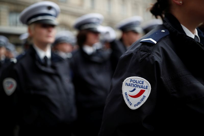 &copy; Reuters. Des policiers français sont au garde-à-vous lors d'une cérémonie à la préfecture de police de Paris, en France. /Photo d'archives/ REUTERS/Benoît Tessier