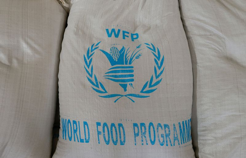 &copy; Reuters. FOTO DE ARCHIVO. Una pila de sacos de grano con ayuda que fue enviada desde Ucrania en el almacén del Programa Mundial de Alimentos (WFP, por sus siglas en inglés) en la ciudad de Adama, Etiopía. 8 de septiembre de 2022. REUTERS/Tiksa Negeri