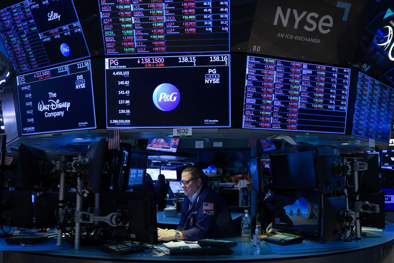 &copy; Reuters. FILE PHOTO: A trader works on the trading floor at the New York Stock Exchange (NYSE) in Manhattan, New York City, U.S., September 13, 2022. REUTERS/Andrew Kelly