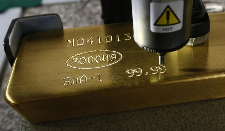 &copy; Reuters. Imagen de archivo de una máquina grabando información en un lingote de oro en la planta de metales no ferrosos Krastsvetmet, en la ciudad siberiana de Krasnoyarsk, Rusia. 22 septiembre 2017. REUTERS/Ilya Naymushin