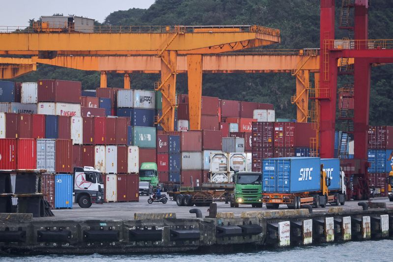 &copy; Reuters. 　９月２０日、台湾経済部が発表した８月の輸出受注は予想外に増加し、同月としては過去最高を記録した。基隆市のコンテナヤードで１月撮影（２０２２年　ロイター／Ann Wang）
