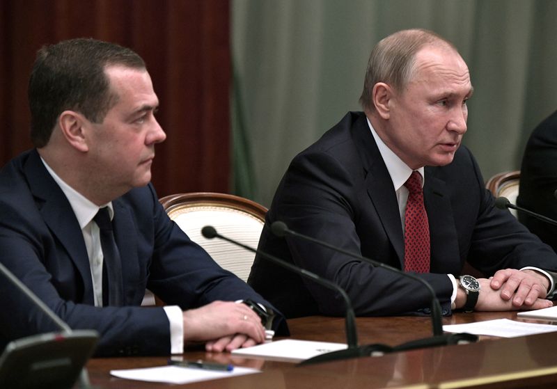 &copy; Reuters. الرئيس الروسي فلاديمير بوتين ودميتري ميدفيديف نائب رئيس مجلس الأمن الروسي في صورة حصلت عليها رويترز من وكالة سبوتنك للأنباء.