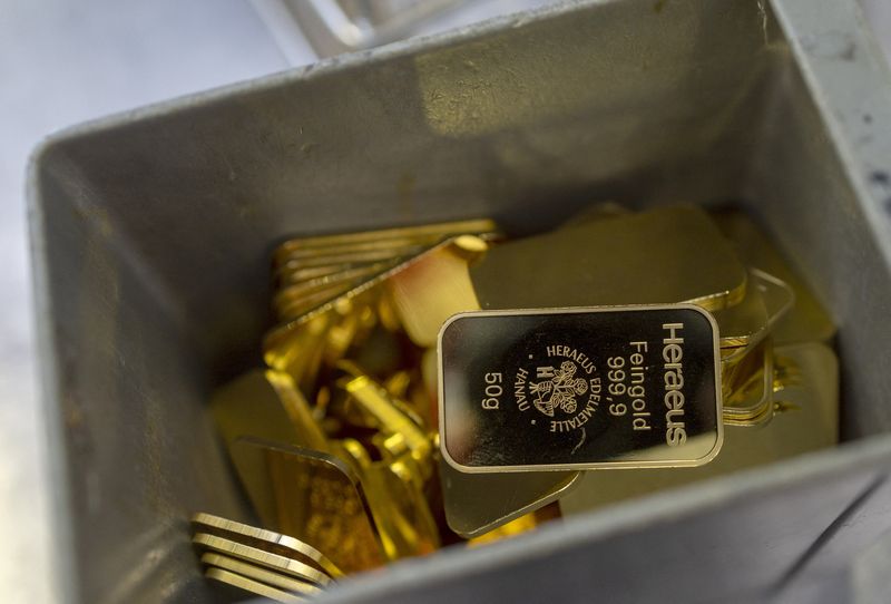 &copy; Reuters. FILE PHOTO: 50g gold ingots are pictured after being minted at the plant of refiner and bar manufacturer Argor-Heraeus in Mendrisio, Switzerland, July 13, 2022. REUTERS/Denis Balibouse