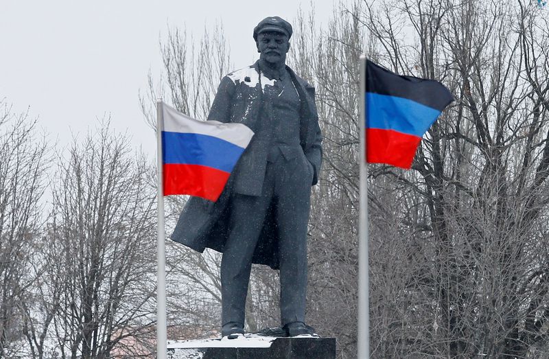 © Reuters. العلم الروسي وعلم جمهورية دونيتسك الشعبية بالقرب من تمثال فلاديمير لنين في دونيتسك يوم 24 يناير كانون الثاني 2022. تصوير: ألكسندر إيرموتشينكو - رويترز