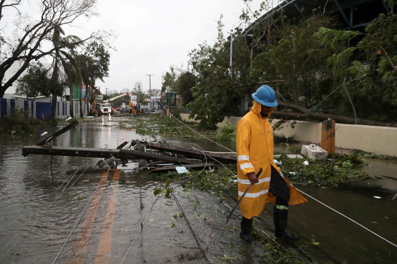 &copy; Reuters. A worker removes utility poles in the aftermath of Hurricane Fiona in Higuey, Dominican Republic, September 19, 2022. REUTERS/Ricardo Rojas