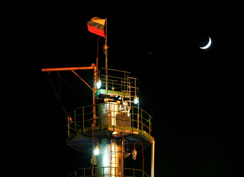© Reuters. FILE PHOTO: A Russian state flag flies on the top of a diesel plant in the Yarakta Oil Field, owned by Irkutsk Oil Company (INK), in Irkutsk Region, Russia March 10, 2019. REUTERS/Vasily Fedosenko