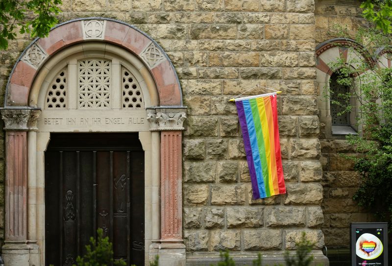 &copy; Reuters. Bandeira do arco-íris na parede de uma Igreja Católica em Colônia, na Alemanha
10/5/2021   REUTERS/Thilo Schmuelgen