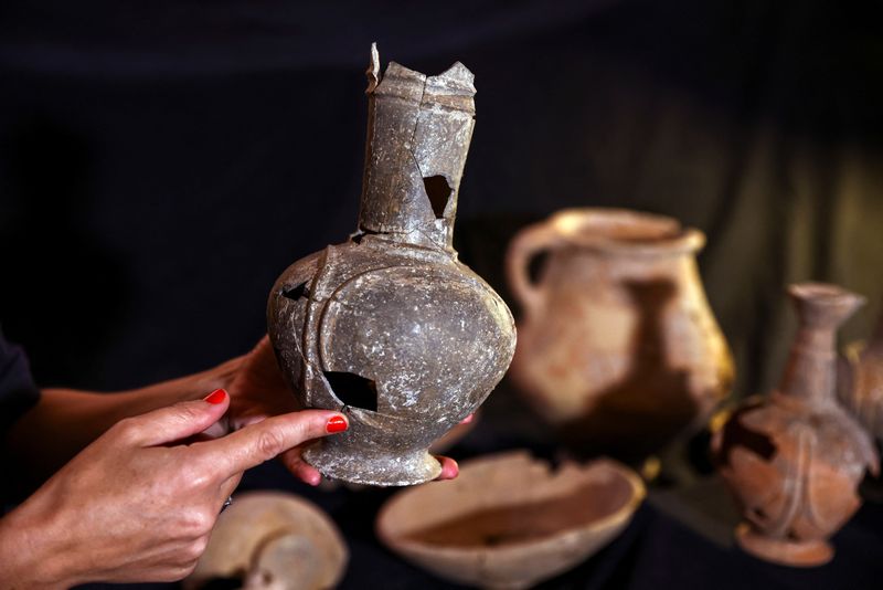 &copy; Reuters. أواني تحتوي على مخدر الأفيون كان يستخدمها الكنعانيون القدماء في طقوس الدفن في القرن الرابع عشر قبل الميلاد بالقدس يوم الثلاثاء. تصوير: روني