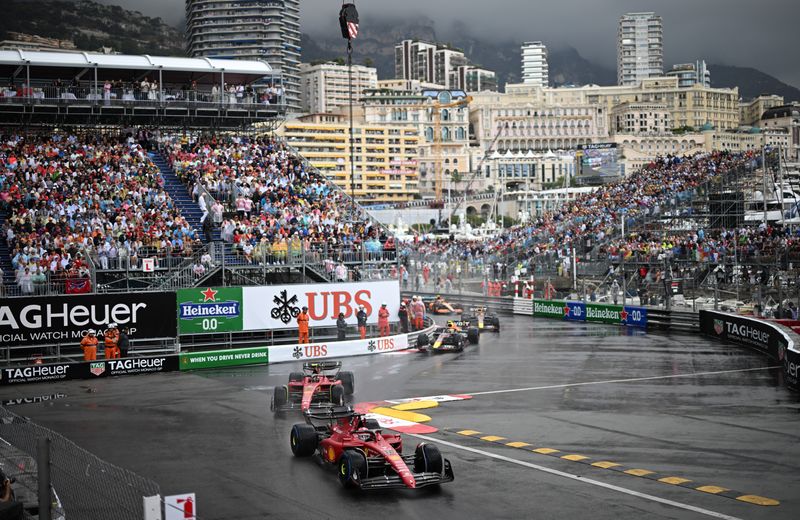 &copy; Reuters. Imagen de archivo de los pilotos Charles Leclerc y Carlos Sainz Jr. de Ferrari, Sergio Pérez y Max Verstappen de Red Bull y Lando Norris de McLaren en acción durante el Gran Premio de Mónaco de la Fórmula 1 en el Circuito de Mónaco de Monte Carlo, M