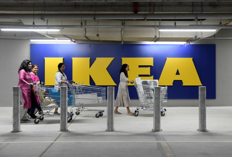&copy; Reuters. FILE PHOTO: Shoppers push carts past a logo of IKEA outside IKEA's new store in Bengaluru, India, June 21, 2022. REUTERS/Samuel Rajkumar