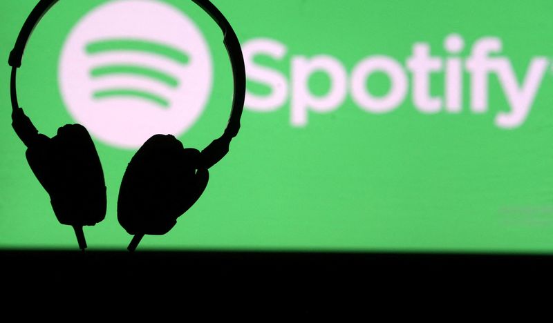 © Reuters. FILE PHOTO: A headset is seen in front of a screen projection of Spotify logo, in this picture illustration taken April 1, 2018. REUTERS/Dado Ruvic/Illustration/File Photo