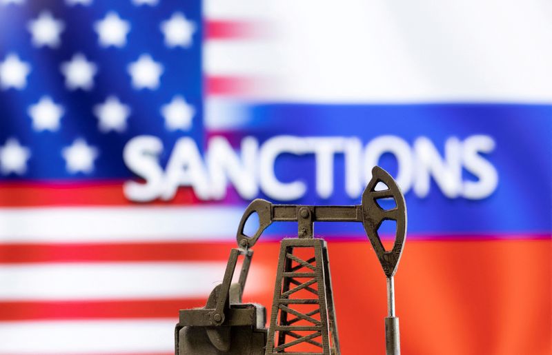 &copy; Reuters. FILE PHOTO: A model of a pump jack is seen in front of the displayed word "Sanctions",  U.S. and Russia flag colours in this illustration taken March 8, 2022. REUTERS/Dado Ruvic/Illustration/File Photo