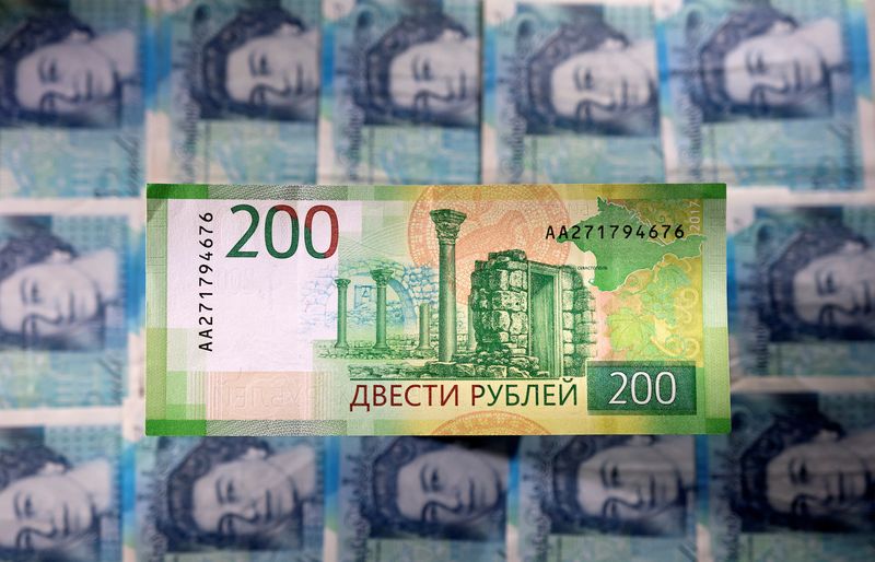 &copy; Reuters. A Russian rouble banknote is seen placed on pound banknotes in this illustration taken March 1, 2022. REUTERS/Dado Ruvic/Illustration