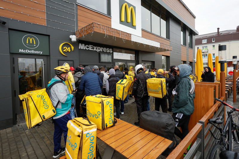 &copy; Reuters. Glovo food delivery couriers wait to pick up orders outside a McDonald's restaurant, after the chain reopened amid Russia's attack on Ukraine, in Kyiv, Ukraine September 20, 2022.  REUTERS/Valentyn Ogirenko