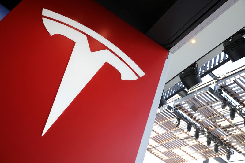 © Reuters. FILE PHOTO: A Tesla logo is seen in Los Angeles, California U.S. January 12, 2018. REUTERS/Lucy Nicholson/File Photo